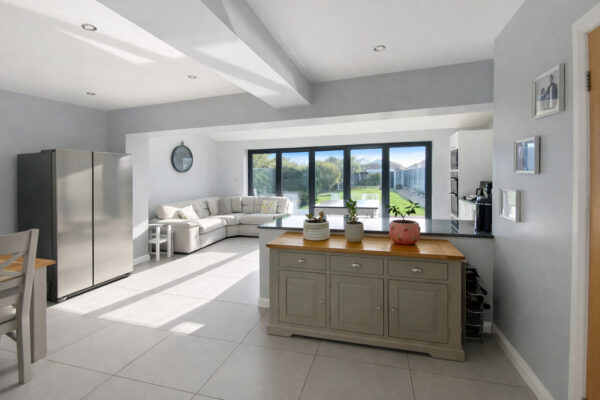 Somerset Avenue, Yate